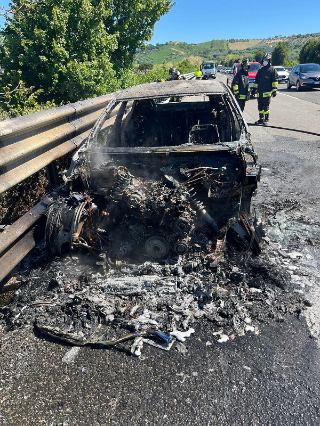 Val Vibrata - Auto in fiamme sull’A14, traffico bloccato per 45 minuti